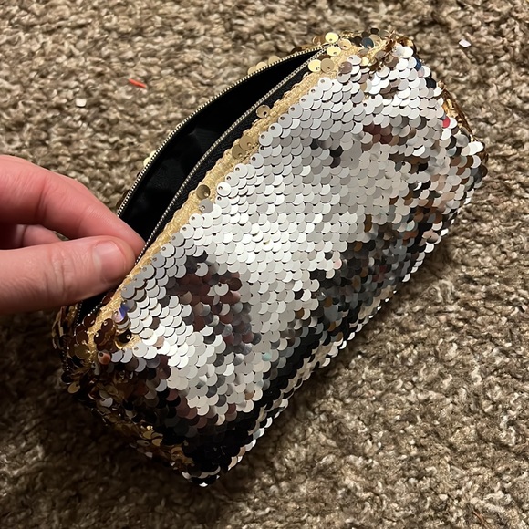 Gold/ silver sequin pouch - Picture 5 of 5